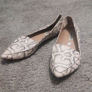 Steve Madden leather snakeskin print slip on loafers  Sz 9.5  EUC